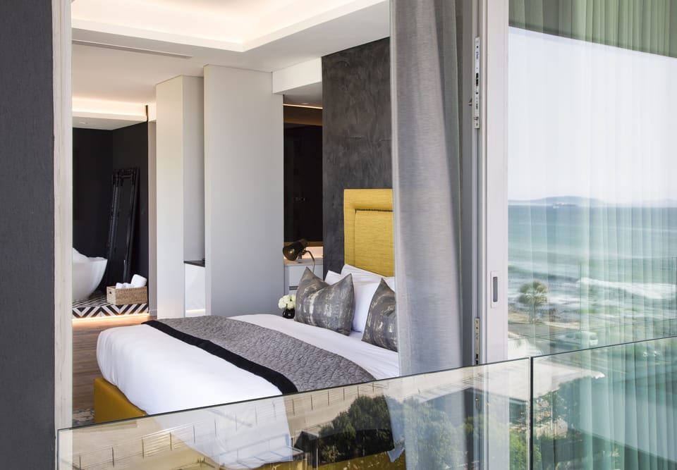 Executive Suite | Minibar, in-room safe, desk, laptop workspace