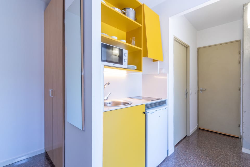 Desk, laptop workspace, iron/ironing board, free WiFi