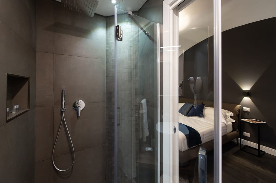 Deluxe Double Room | Bathroom shower
