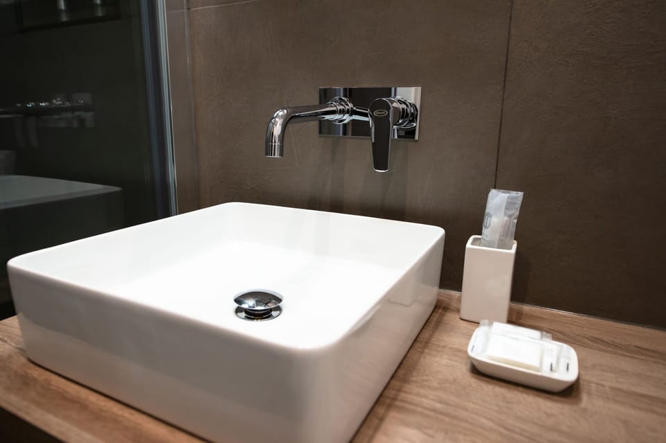 Bathroom sink