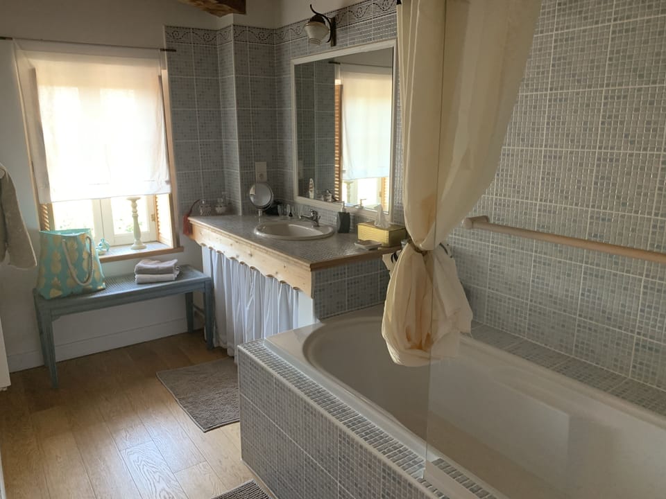 Family Suite (Le Parc) | Bathroom | Free toiletries, hair dryer, bathrobes, slippers