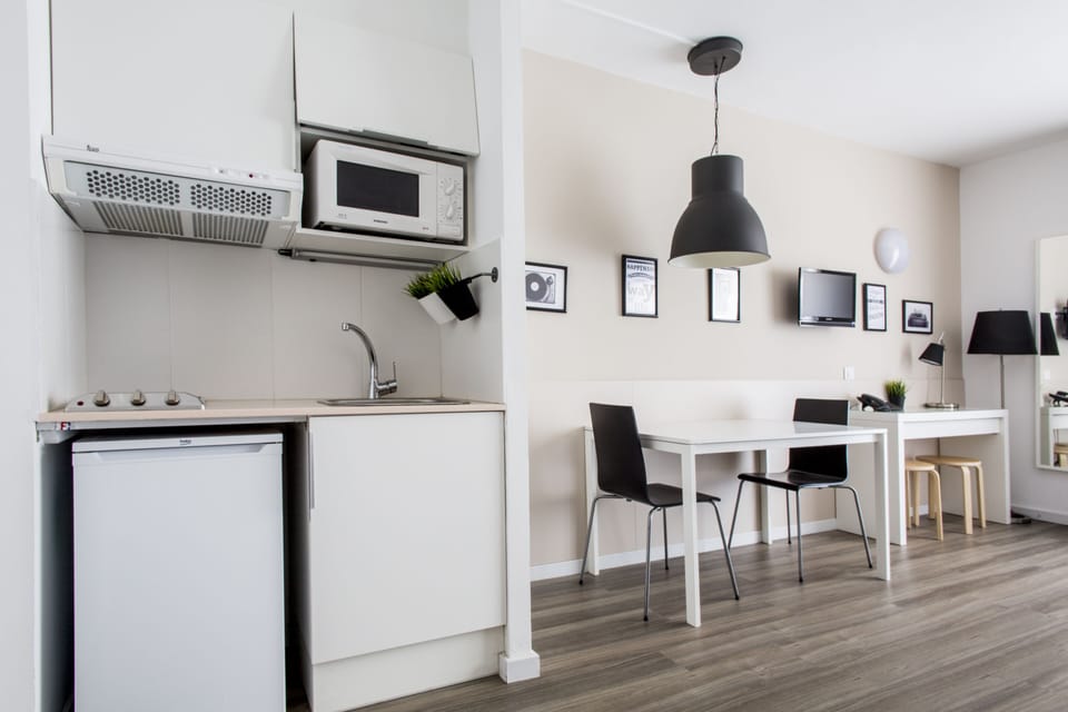 Executive Studio | Private kitchenette | Fridge, microwave, stovetop, cookware/dishes/utensils