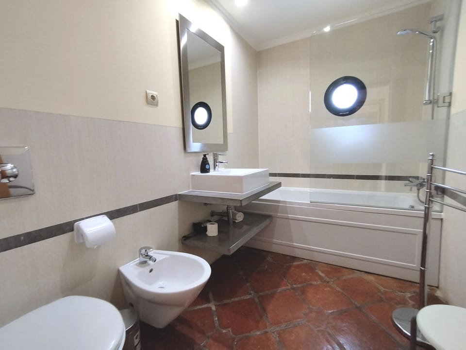 En suite bath with shower, bidet, wc and hand basin