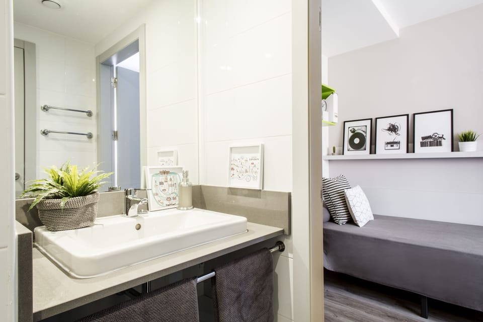 Double Room, 2 Bedrooms, Connecting Rooms | Bathroom | Shower, free toiletries, hair dryer, towels