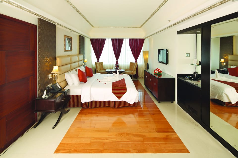 Windsor Suite | Minibar, in-room safe, desk, soundproofing