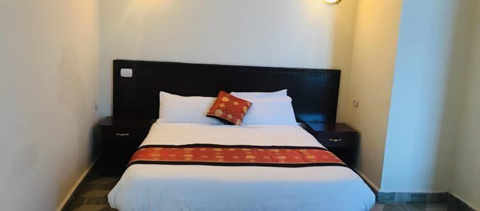 Basic Double Room | Desk, laptop workspace, blackout drapes, free WiFi