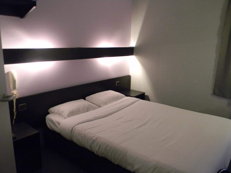 Blackout drapes, soundproofing, free WiFi, bed sheets
