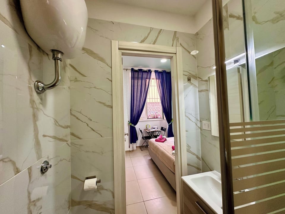 Classic Double Room | Bathroom | Shower, free toiletries, hair dryer, bidet