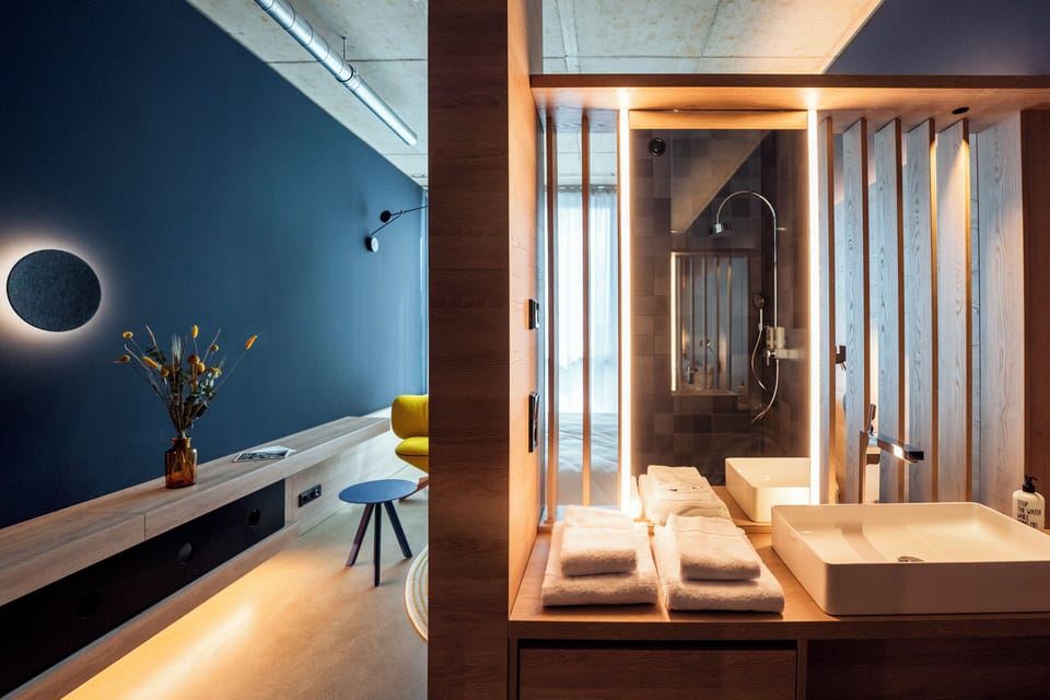 Standard Double Room | Bathroom | Shower, free toiletries, hair dryer, towels