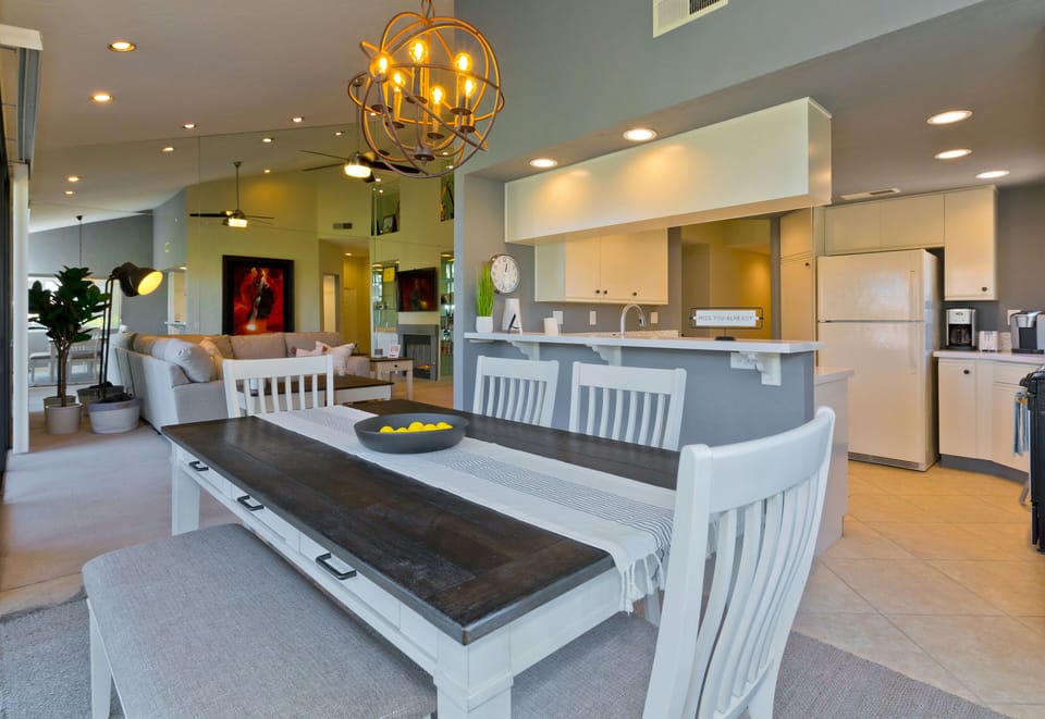 New dining room table to eat and enjoy beautiful golf and Mountain views. 