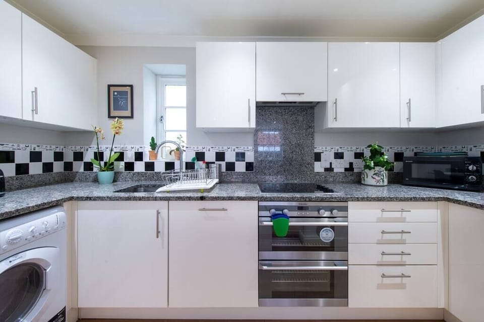 The kitchen. (1)