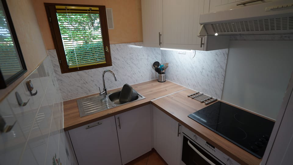 fully equipped kitchenette