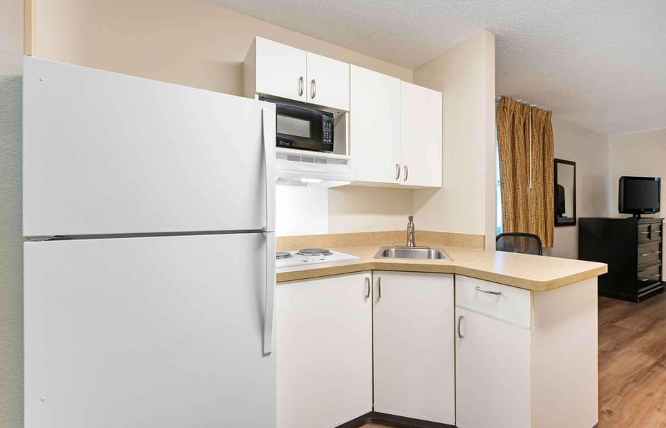 Fridge, microwave, stovetop, coffee/tea maker