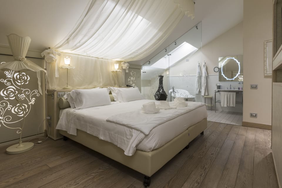Suite | Hypo-allergenic bedding, minibar, in-room safe, soundproofing