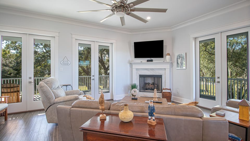 Living area with view to balcony & beach
