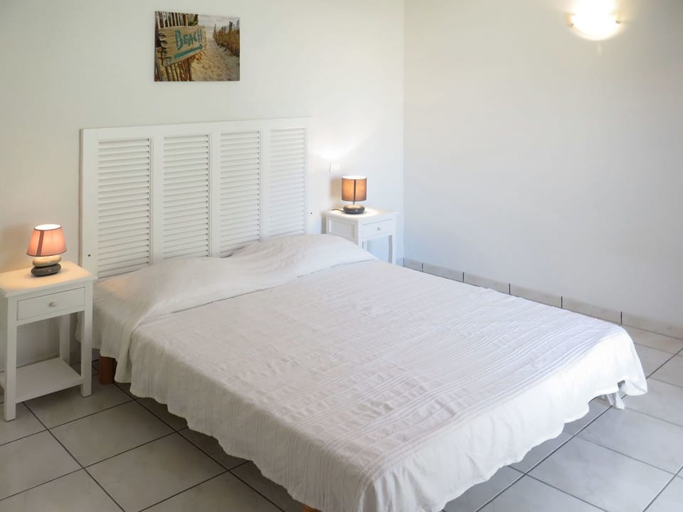 Bedroom, Bed, Furniture, Mattress, Bed Sheet, Room, Property, Bed Frame, Bedding, Floor