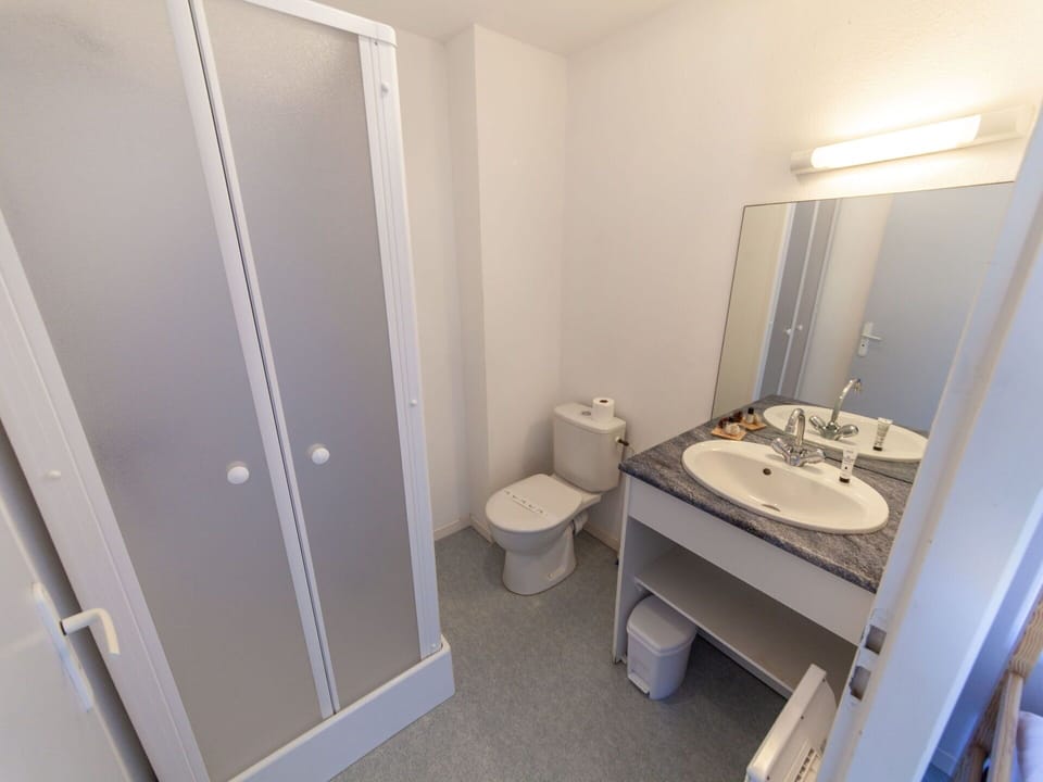 Mirror, Sink, Tap, Plumbing Fixture, Bathroom Sink, Bathroom, Building, Purple, Floor