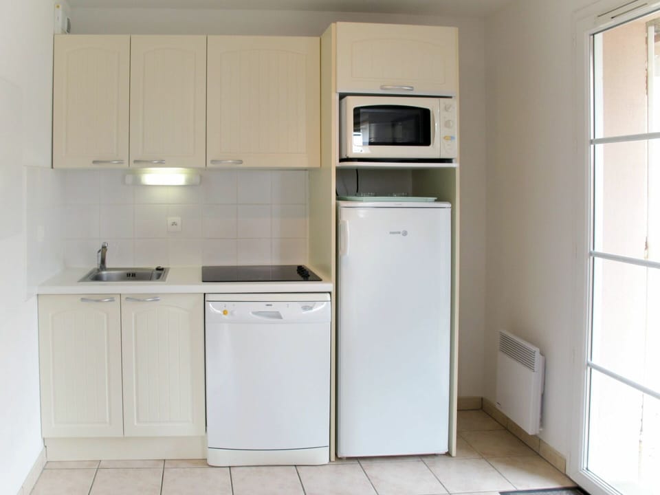 Cabinetry, Kitchen Appliance, Building, Kitchen Stove, Kitchen Sink, Home Appliance, Countertop, Kitchen, Cooktop, Window