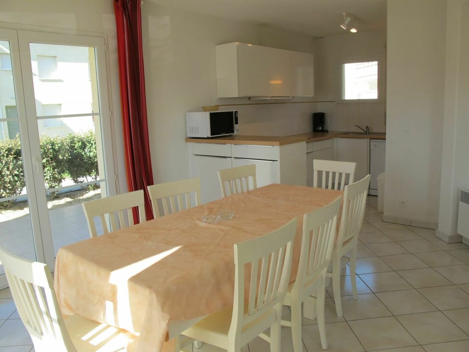Table, Plant, Wood, Chair, Kitchen & Dining Room Table, Interior Design, Tablecloth, Floor, Flooring, Wall