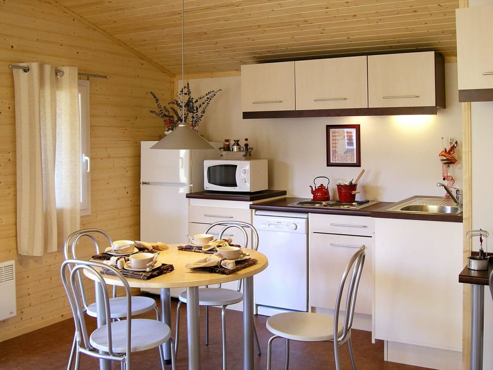 Furniture, Property, Table, Chair, Cabinetry, Countertop, Wood, Houseplant, Plant, Kitchen