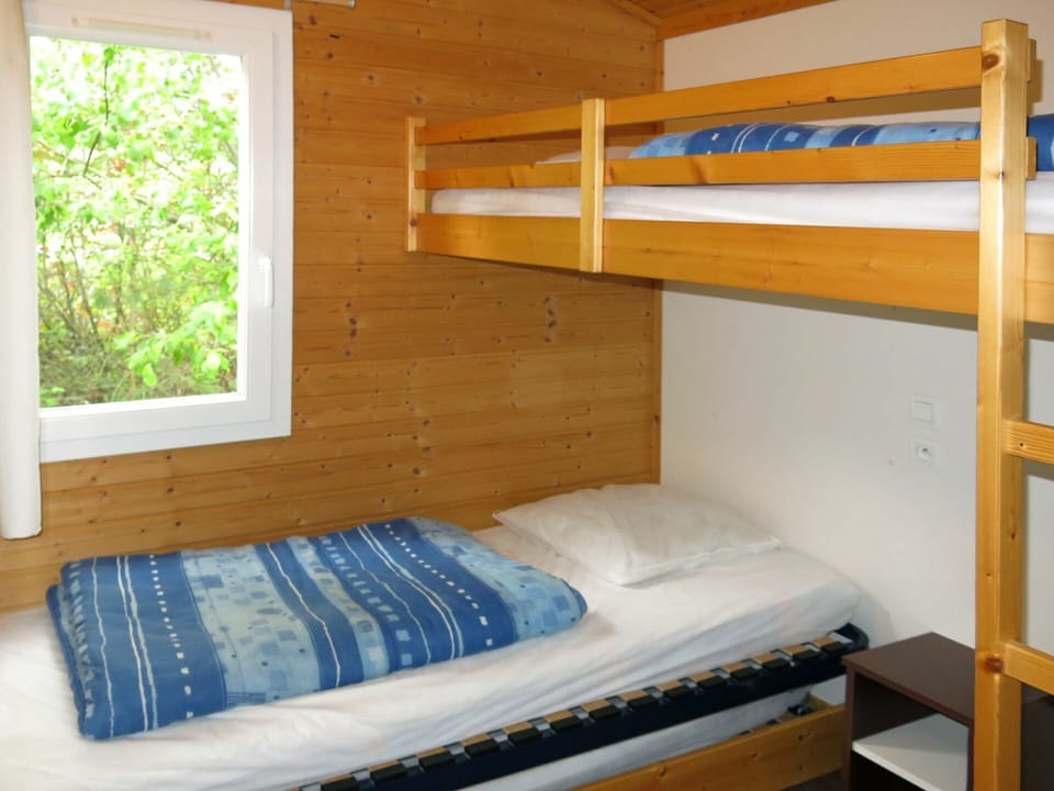 Bunk Bed, Property, Window, Wood, Comfort, Hostel, Bed Frame, Floor, Wall, Hardwood