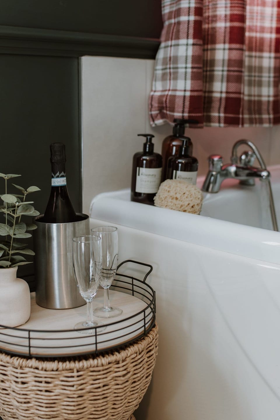Double Room, Ensuite ((Spa Bath in room)) | Bathroom | Free toiletries