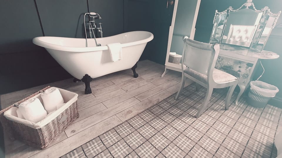 Superior Double Room, Ensuite (Roll Top Bath) | Bathroom | Free toiletries