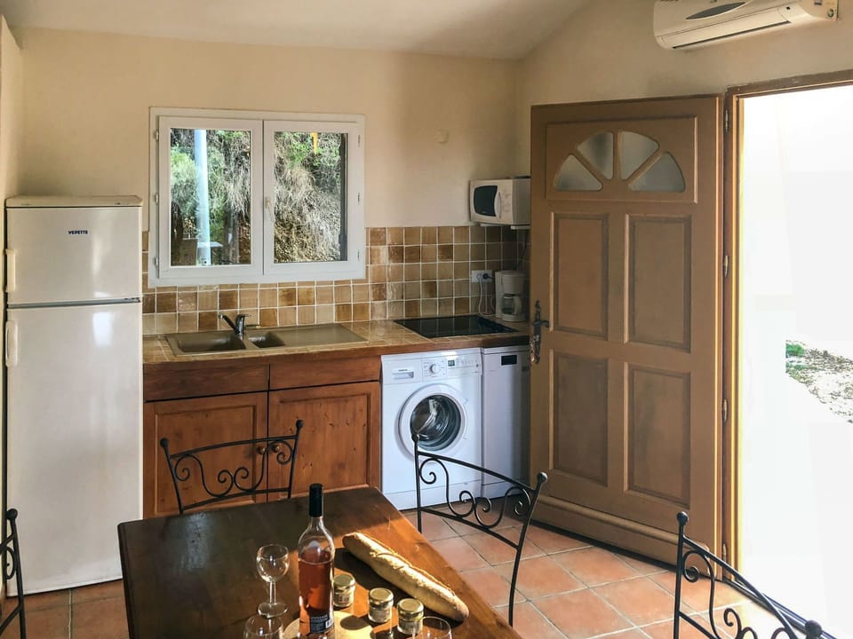 Room, Furniture, Property, Countertop, Kitchen, Cabinetry, Interior Design, Floor, Building, House