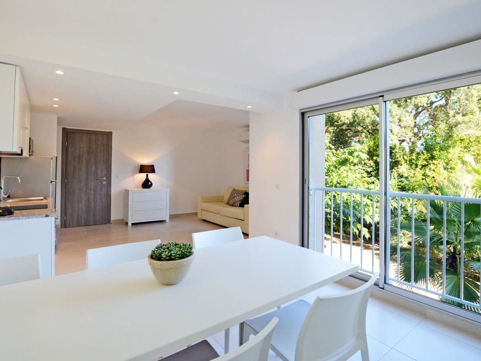 Property, Room, Interior Design, Building, House, Furniture, Ceiling, Real Estate, Home, Table
