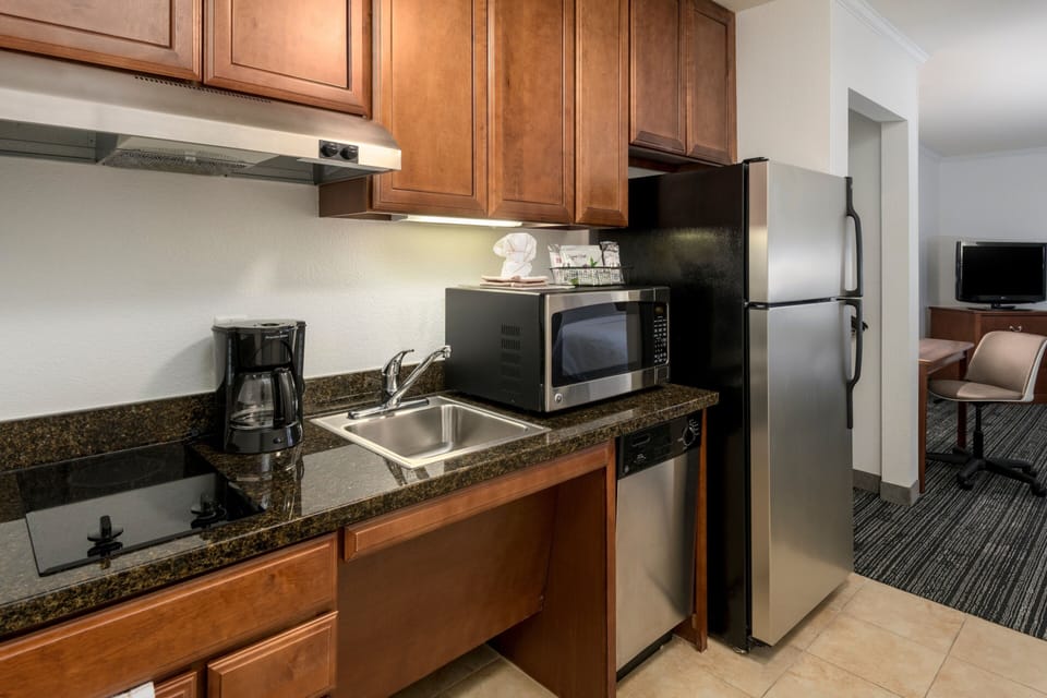 Coffee/tea maker, fridge, microwave, stovetop