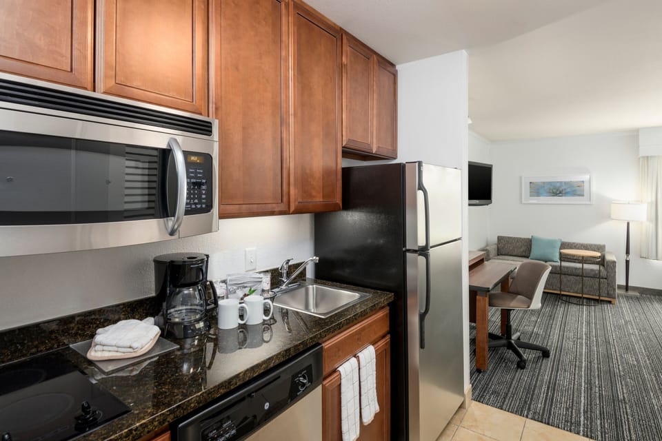 Coffee/tea maker, fridge, microwave, stovetop