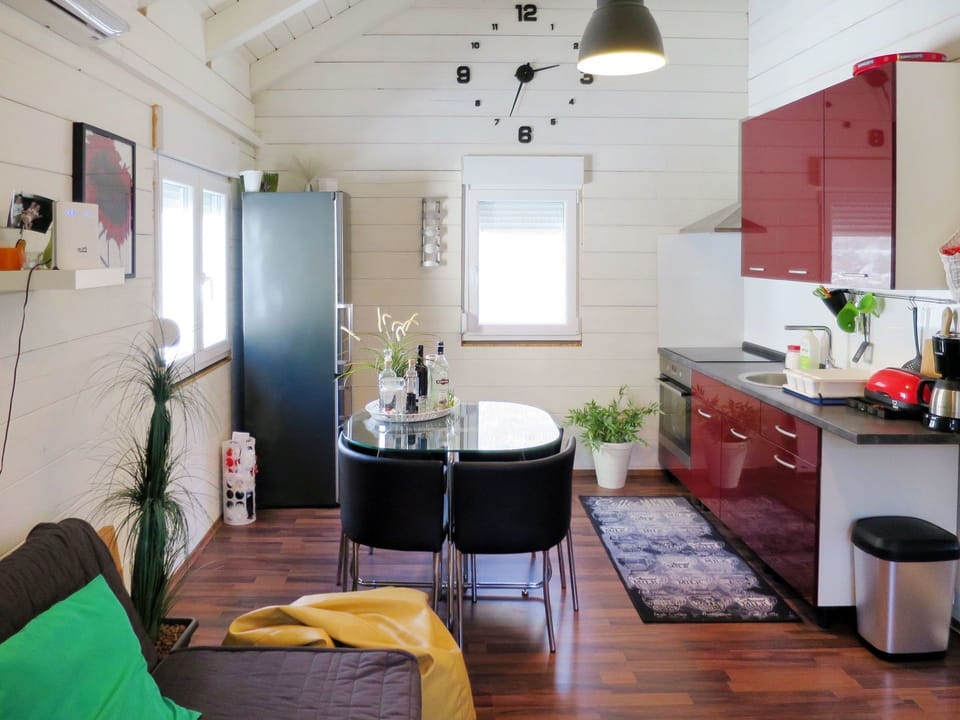 Room, Furniture, Interior Design, Green, Building, Property, House, Living Room, Floor, Loft