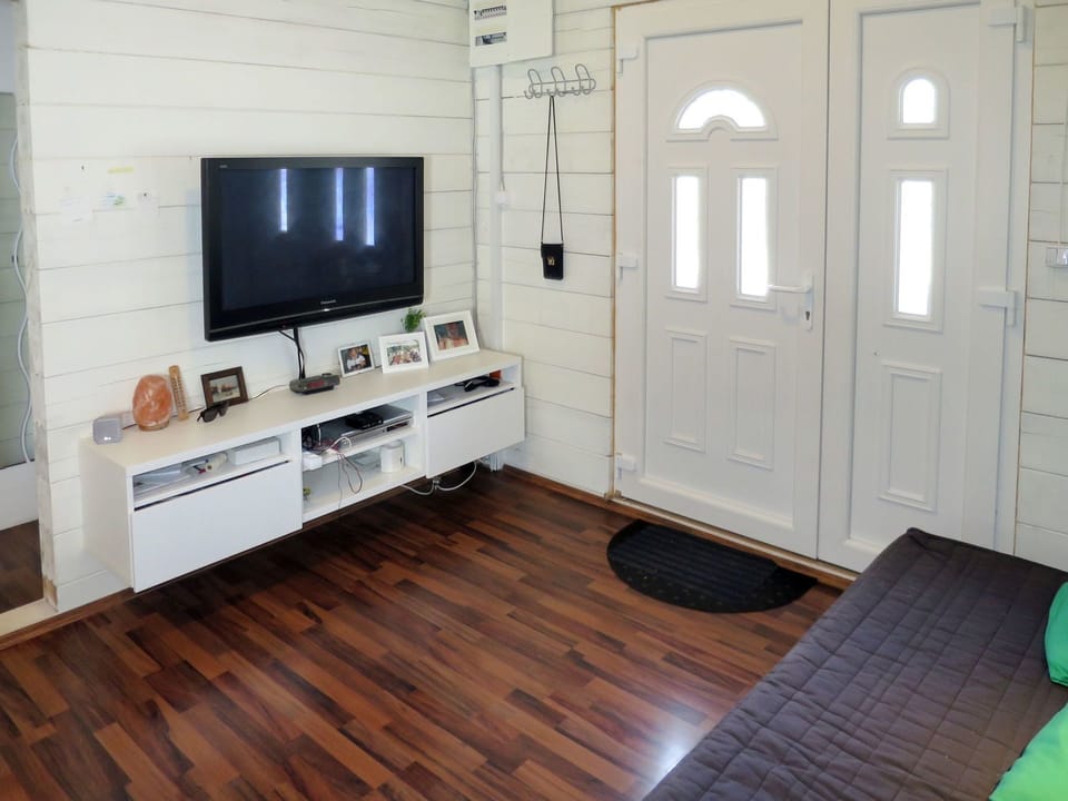 Room, Floor, Furniture, Wood Flooring, Property, Interior Design, Laminate Flooring, Hardwood, Flooring, Living Room