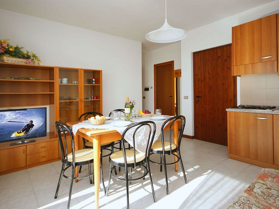 Room, Furniture, Property, Countertop, Kitchen, Cabinetry, Interior Design, Dining Room, Building, Floor