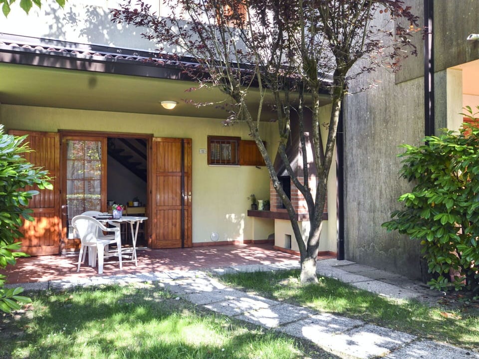 Property, House, Home, Building, Yard, Real Estate, Backyard, Cottage, Tree, Courtyard