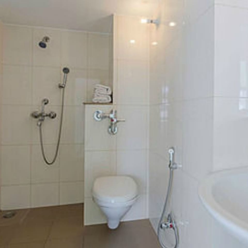 Shower, towels