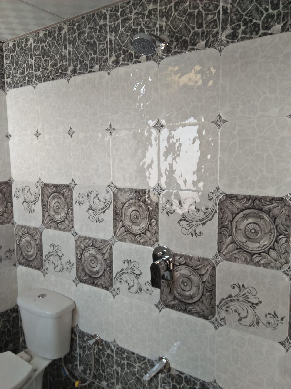 Deluxe Double Room | Bathroom shower