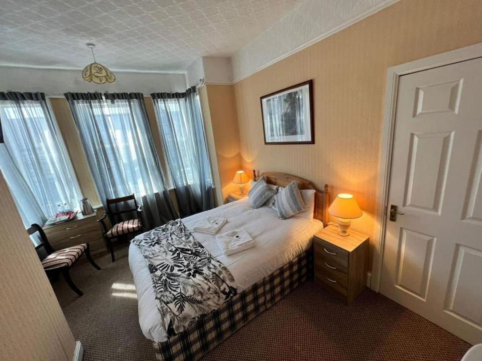 Desk, soundproofing, free WiFi, bed sheets