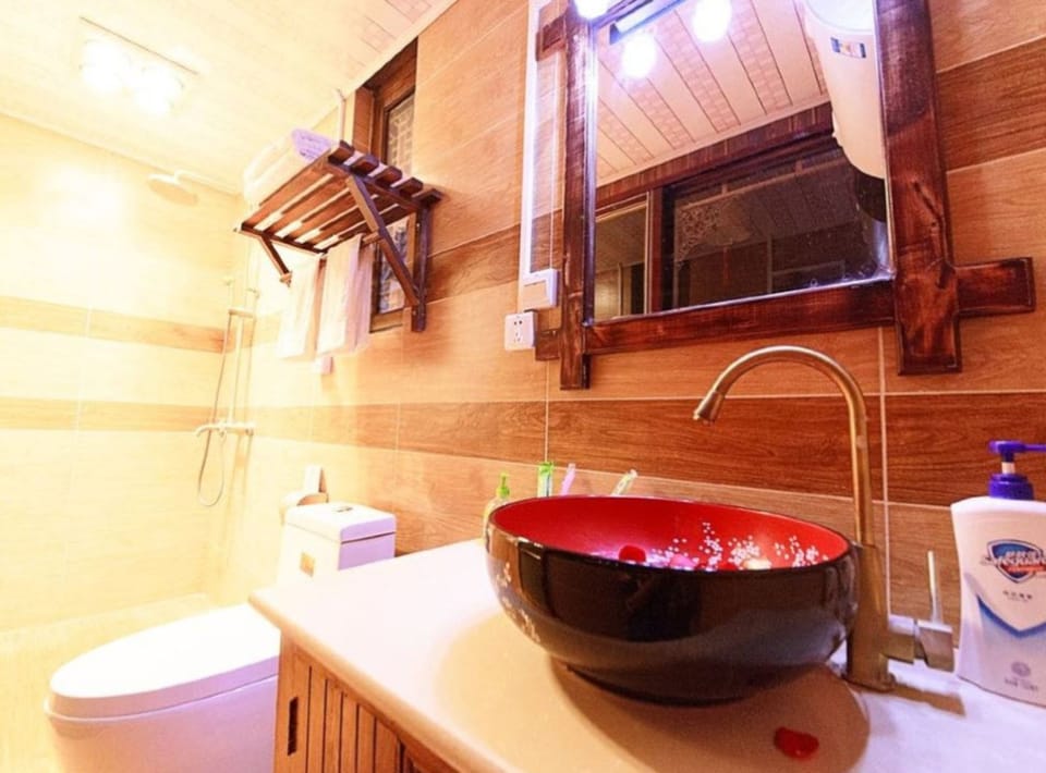 Exclusive Double Room | Bathroom | Shower, free toiletries, hair dryer, slippers
