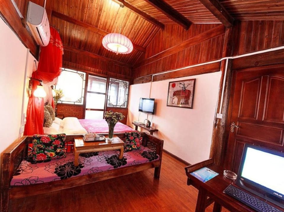 Honeymoon Double Room | Desk, blackout drapes, WiFi (free), bed sheets