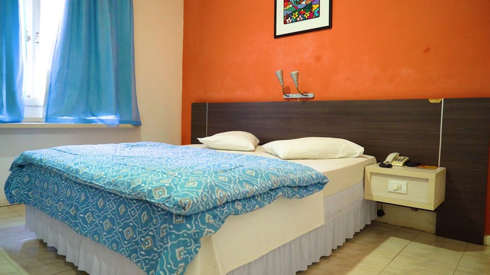 Minibar, WiFi (free), bed sheets