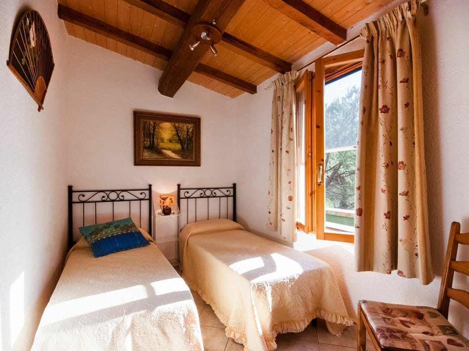 Furniture, Property, Building, Comfort, Window, Wood, Interior Design, Floor, Bed