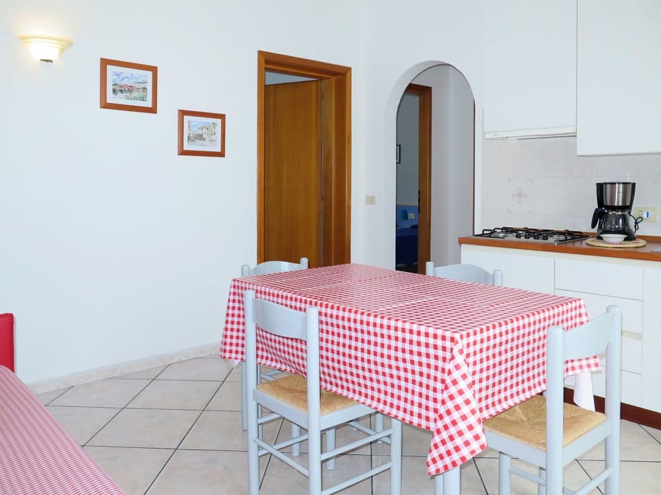 Room, Furniture, Property, Table, Bedroom, Floor, Pink, Interior Design, Dining Room, Tablecloth
