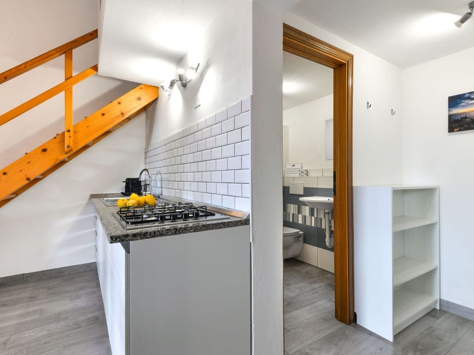 Property, Building, Cabinetry, Interior Design, Wood, Flooring, Floor, Picture Frame, Kitchen Stove