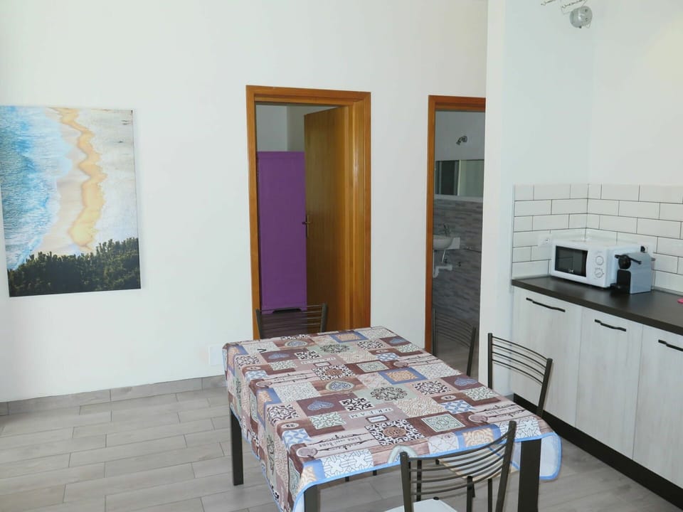 Cabinetry, Furniture, Property, Countertop, Table, Building, Interior Design, Wood, Floor, Flooring