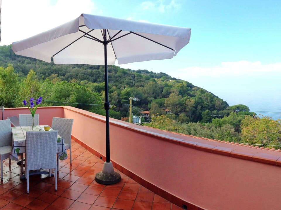 Property, Umbrella, Roof, Real Estate, Shade, House, Building, Room, Architecture, Balcony