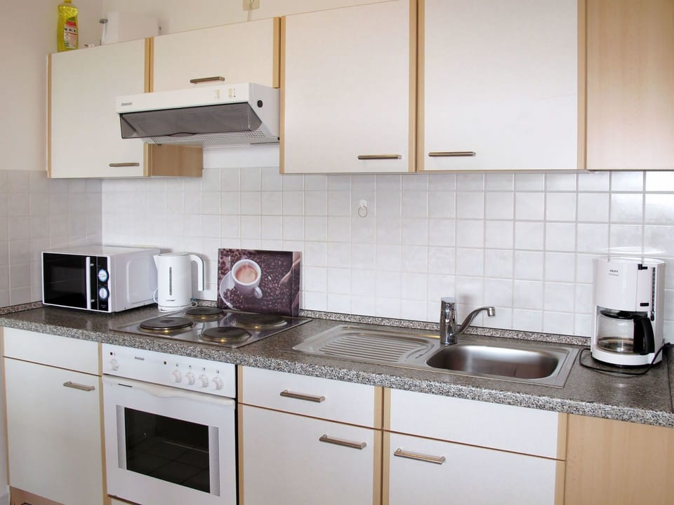 Countertop, Room, Cabinetry, Kitchen, Property, Furniture, Tile, Kitchen Stove, Interior Design, Building