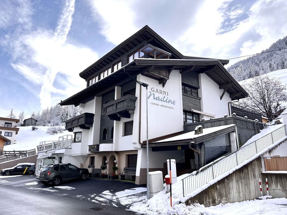 Cloud, Sky, Property, Building, Snow, Window, Mountain, Architecture, Vehicle, Residential Area