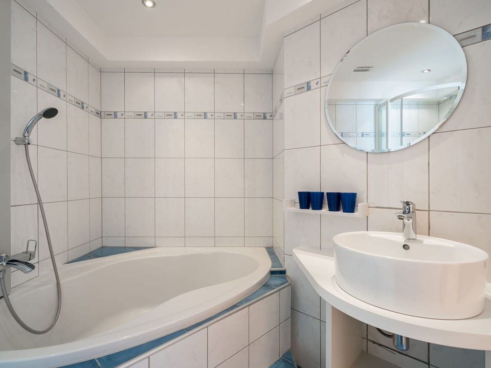Mirror, Tap, Bathtub, Plumbing Fixture, Building, Property, Photograph, Sink, White, Bathroom