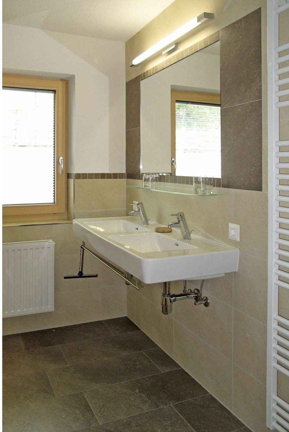 Tap, Mirror, Plumbing Fixture, Sink, Property, Bathroom Sink, Bathroom, Rectangle, Wood